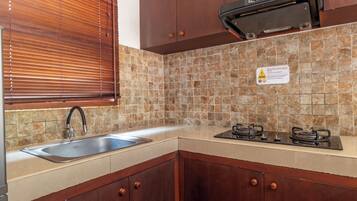 Minibar, caja de seguridad en la habitación y escritorio