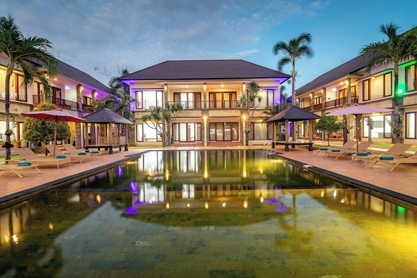 Una piscina al aire libre