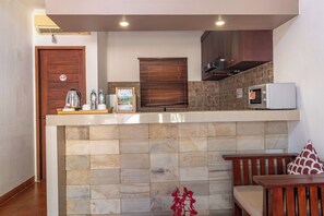 Executive Suite | Minibar, in-room safe, individually furnished, desk