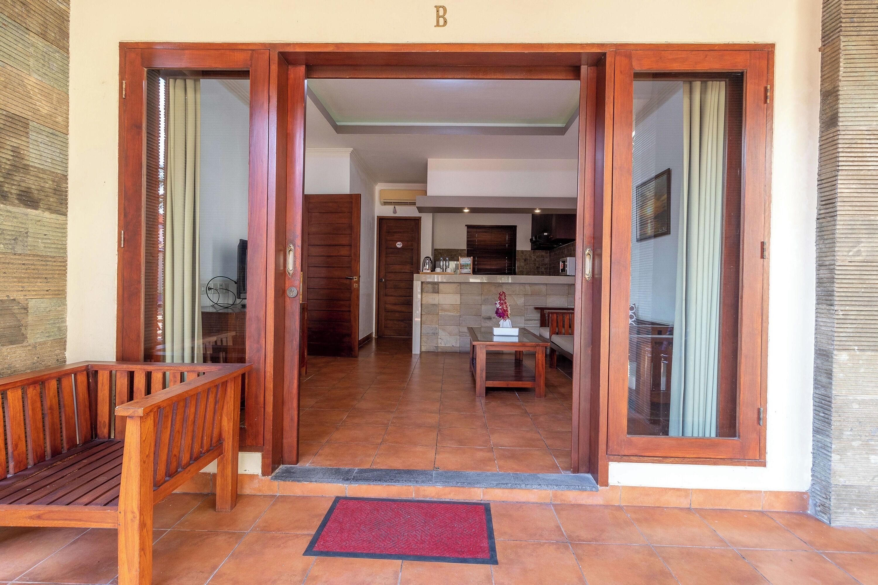 Deluxe Suite Room | Minibar, in-room safe, desk, iron/ironing board