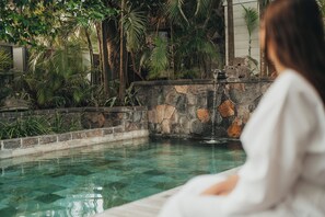 Salas de tratamiento para parejas, una bañera de hidromasaje, baño turco