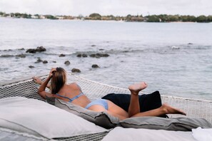 On the beach, white sand, sun-loungers, beach umbrellas - La Maison 20 Degrés Sud - Relais & Châteaux (Grand-Baie)