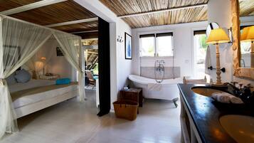 独立的浴缸和淋浴、深泡浴缸、吹风机、浴袍