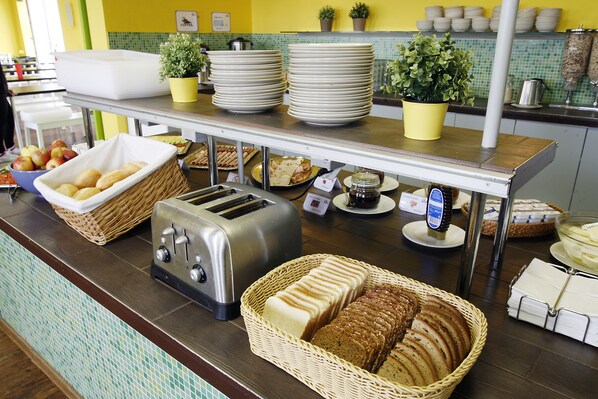 Petit déjeuner buffet (5.50 EUR par personne)