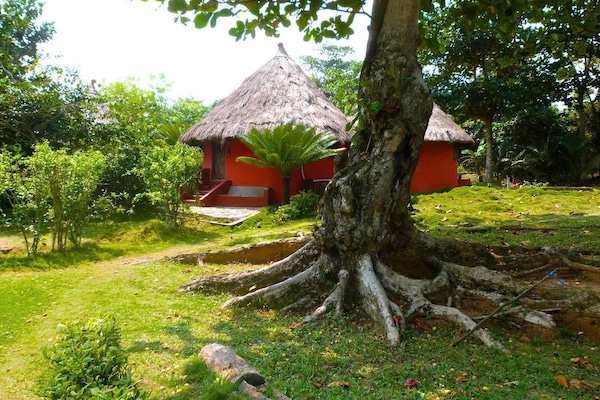 1 kamar tidur, brankas, dan seprai linen