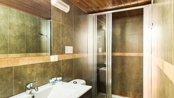 Triple Room | Bathroom | Shower, free toiletries, towels, soap