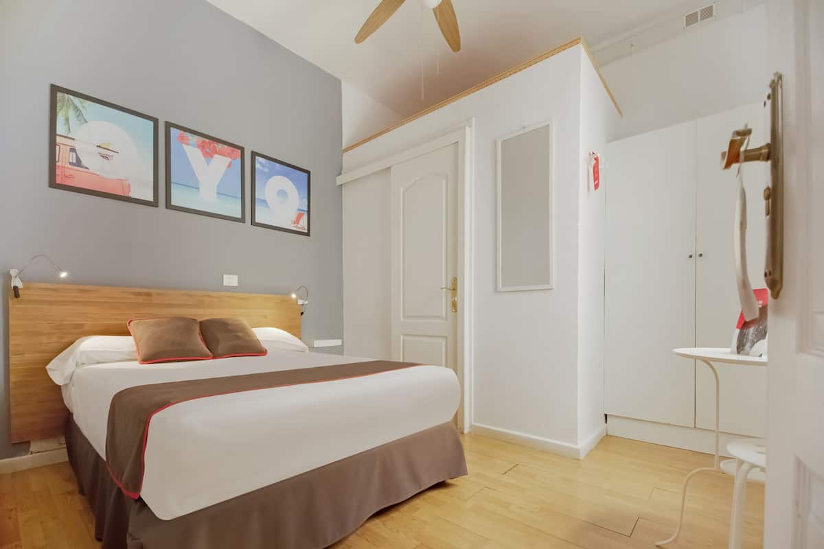 Kamar Double | Tempat tidur lipat/tambahan, Wi-Fi gratis, dan didekorasi berbeda-beda