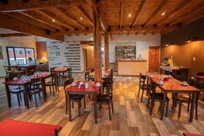 Free daily buffet breakfast  - Hosteria El Paraiso (El Chalten)