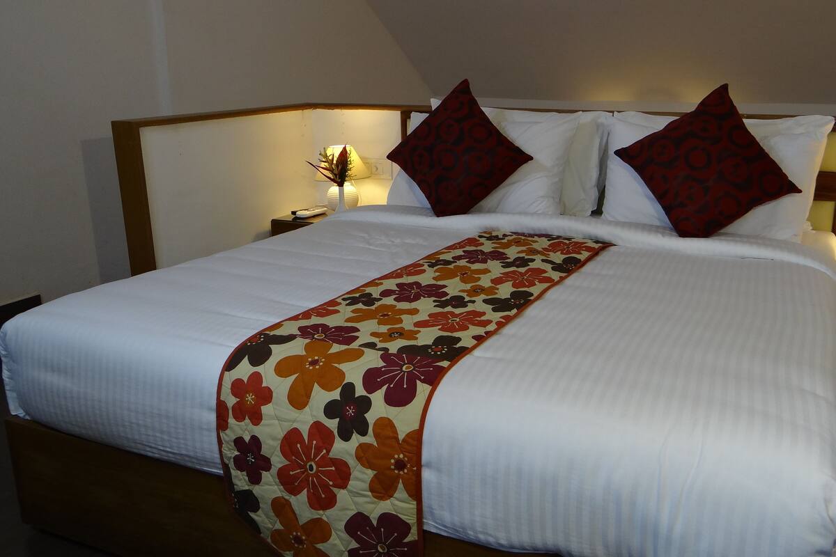 Minibar, individually furnished, bed sheets