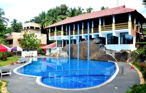 Piscine extérieure, chaises longues