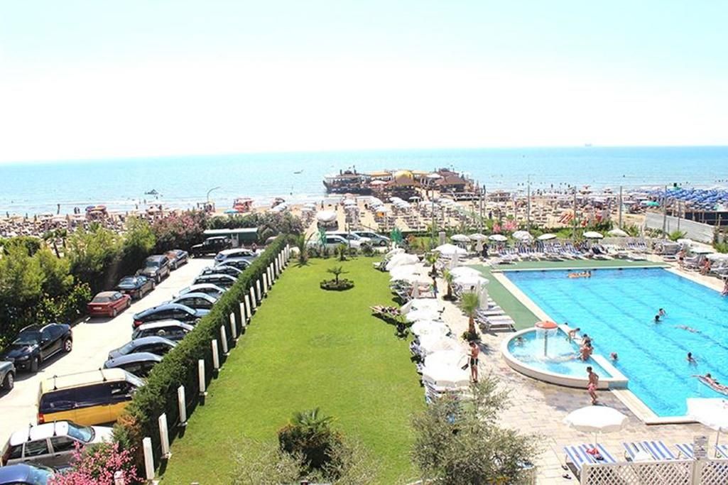 Un complexe hôtelier doté d’une piscine, d’un parking et offrant une vue sur la mer.
