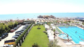 Un complexe hôtelier doté d’une piscine, d’un parking et offrant une vue sur la mer.