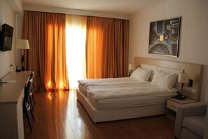 A hotel room with a bed, a desk, and a chair. - Bleart (Rrashbull)