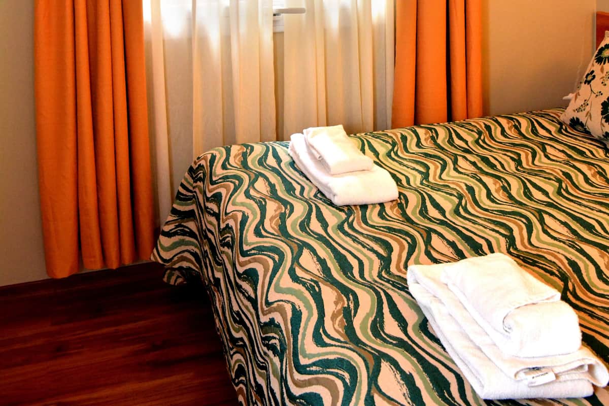 Peralatan tempat tidur premium, bar mini, peti besi dalam bilik
