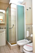 Ducha, artículos de tocador gratuitos, secador de pelo, bidet