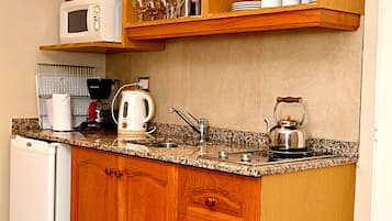 Refrigerador con freezer, microondas, cafetera/tetera