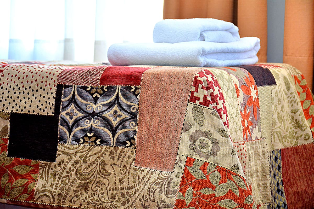 Peralatan tempat tidur premium, bar mini, peti besi dalam bilik