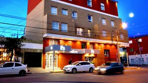 Front of property - evening/night - Patagonian Suites & Apart (Trelew)