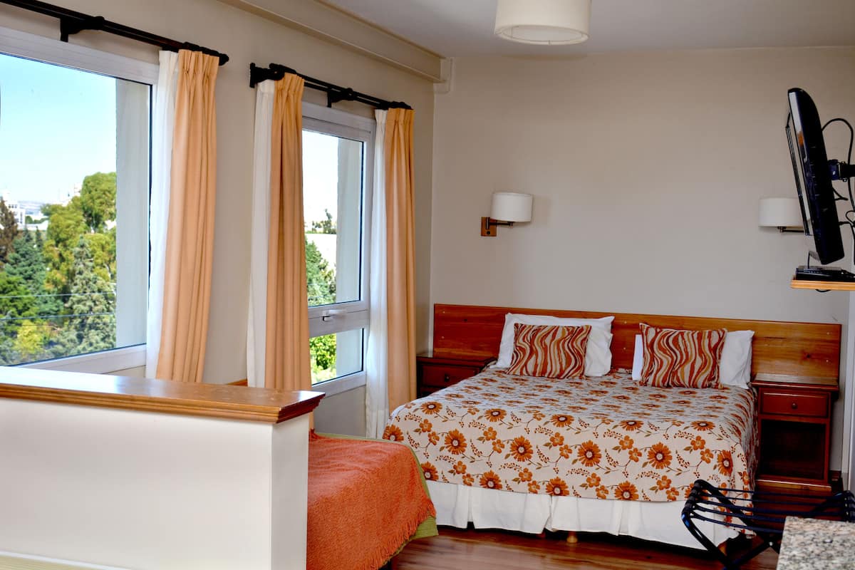 Superior Loft, Kitchenette | Peralatan tempat tidur premium, bar mini, peti besi dalam bilik