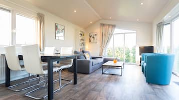 Standard House (5 Guests) | Living room | 32-inch flat-screen TV with digital channels, TV
