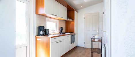 Hus Comfort (3 Guests) | Eget kök | Stort kylskåp, mikrovågsugn, spishäll och vattenkokare