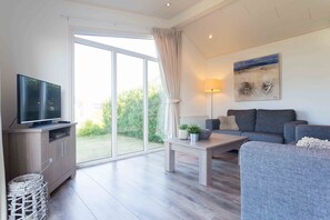 Comfort House (3 Guests) | Living room | 32-inch flat-screen TV with digital channels, TV - Europarcs De Woudhoeve (Egmond aan den Hoef)