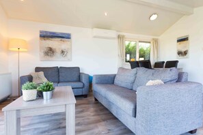 舒适独立别墅 (3 Guests) | 起居区 | 32-英寸纯平电视 （配备数码频道）、电视