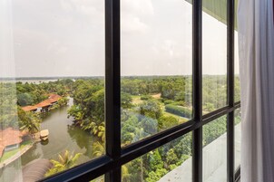 Superior Suite | Premium bedding, minibar, in-room safe, desk