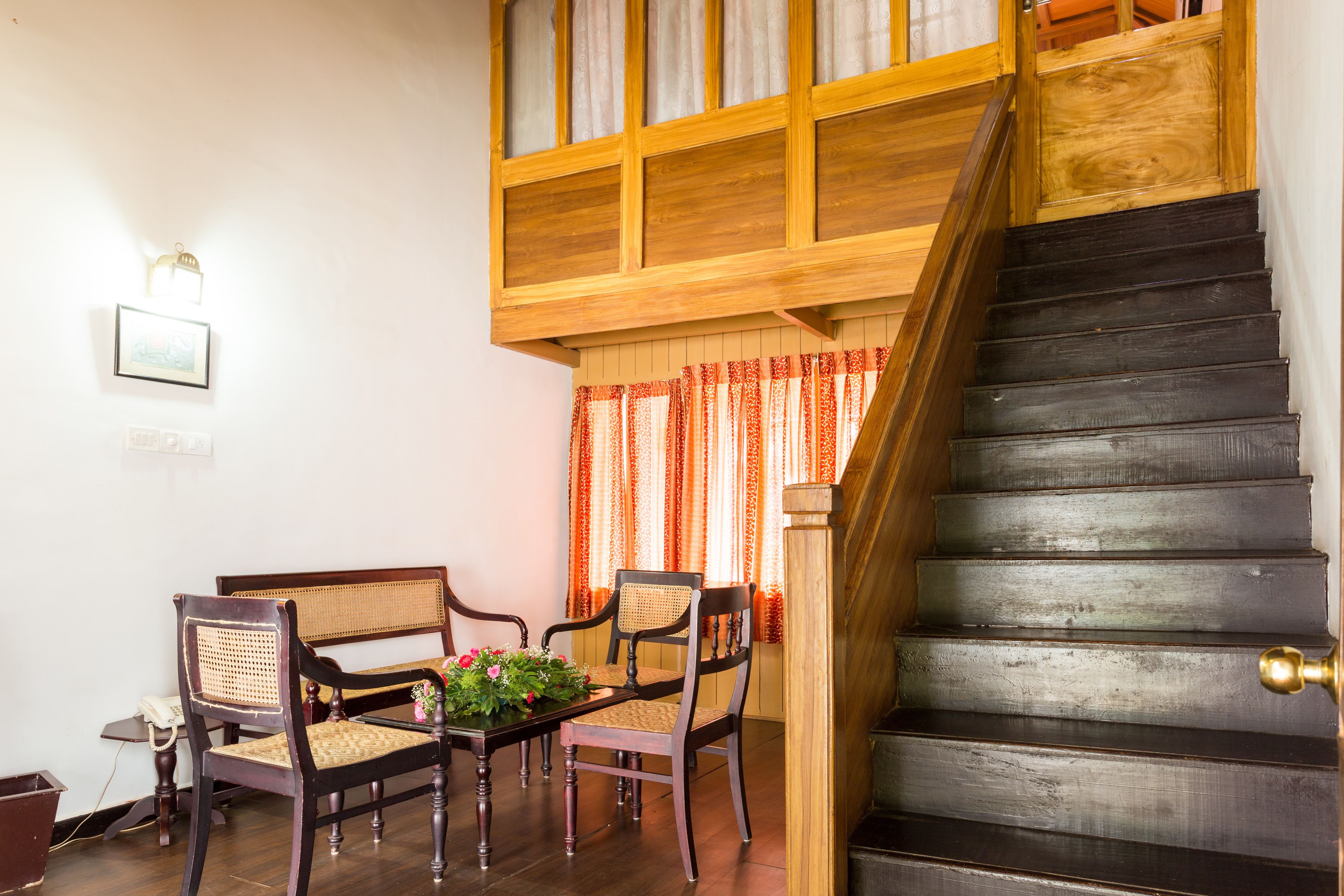 Una escalera con escalones de madera y un tirador de latón.