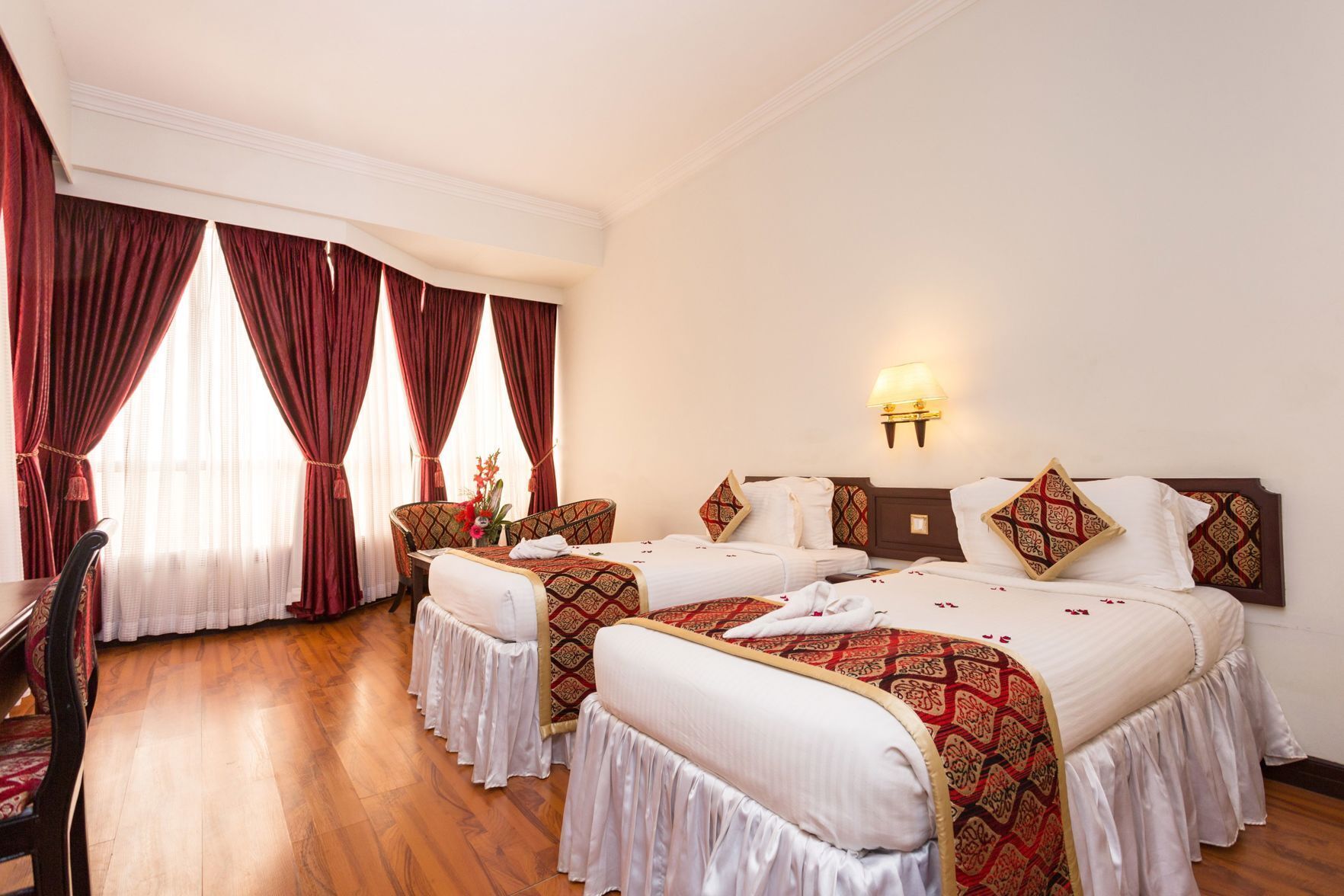 أغطية فراش متميزة وميني بار وخزنة داخل الغرفة ومكتب