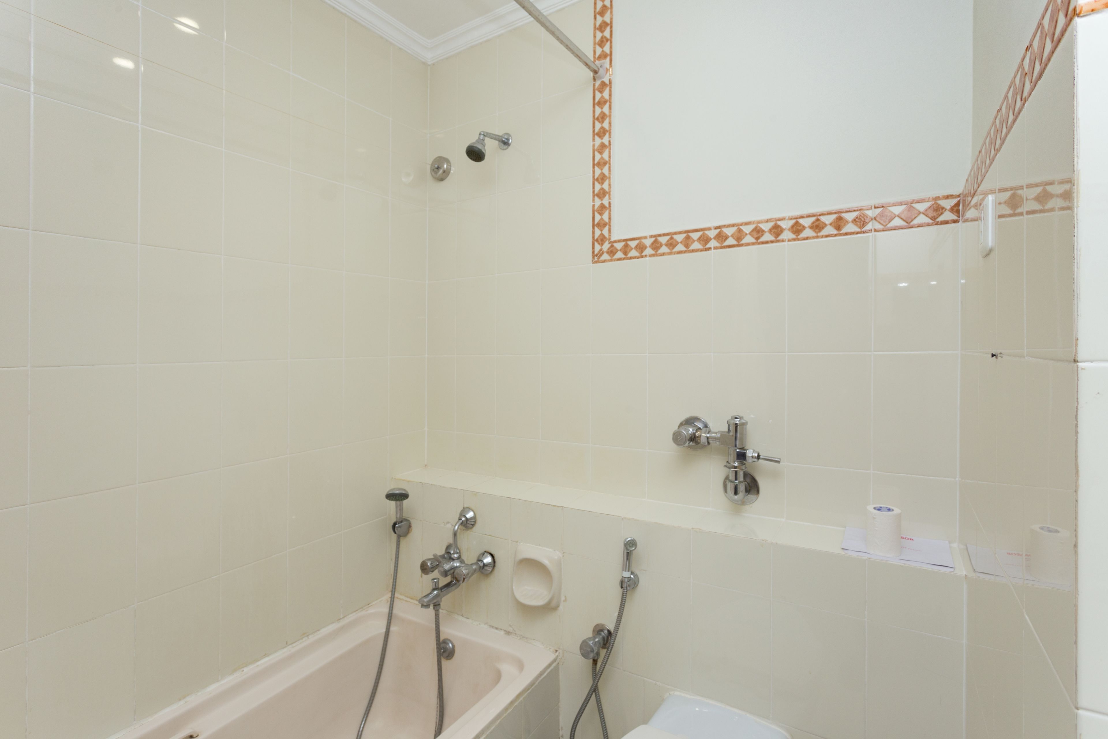Un baño con bañera, ducha e inodoro.