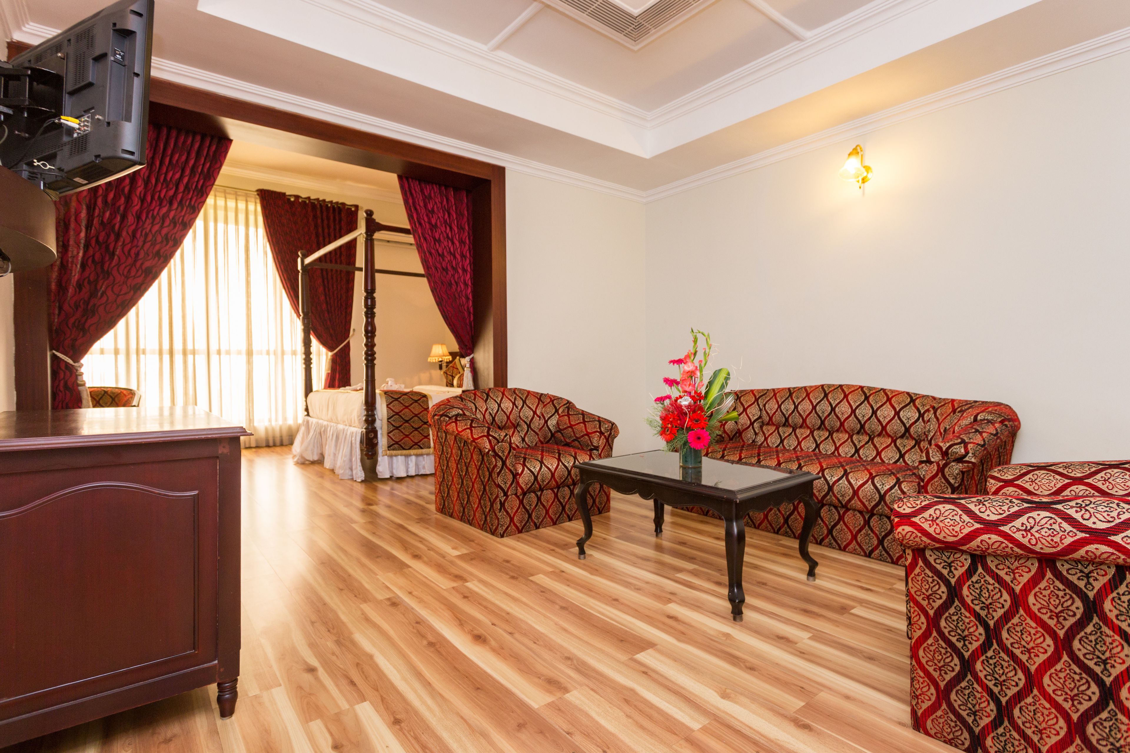 Superior suite | Luxe beddengoed, een minibar, een kluis op de kamer, een bureau