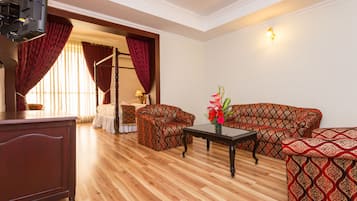 Superior suite | Luxe beddengoed, een minibar, een kluis op de kamer, een bureau