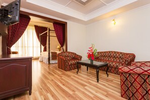 Suite superior | Ropa de cama de alta calidad, minibar, caja fuerte y escritorio