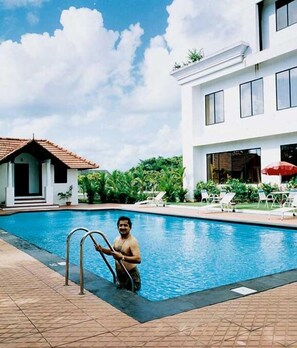 2 من حمّامات السباحة الخارجية