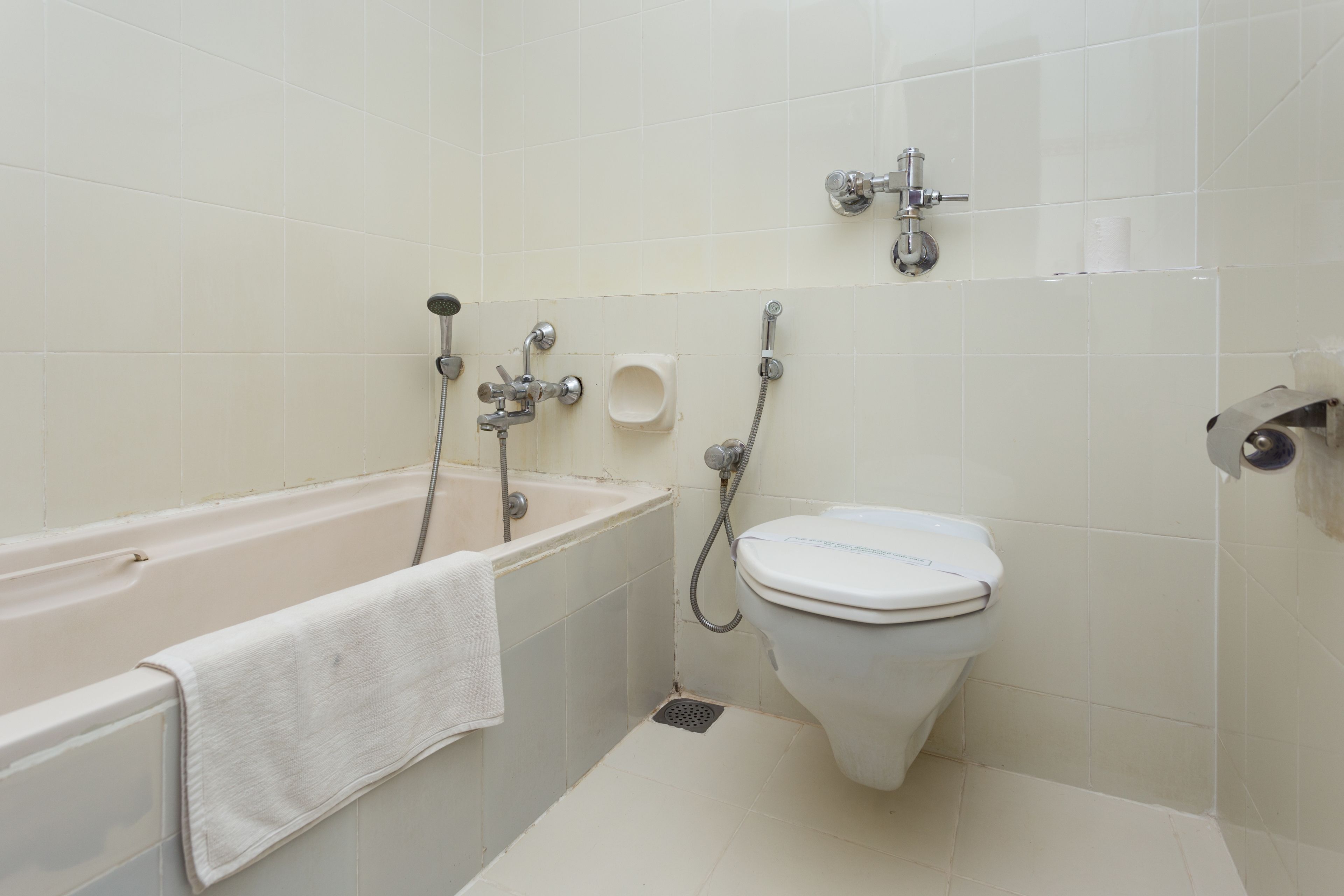 Ein Badezimmer mit Badewanne, Toilette und Dusche.