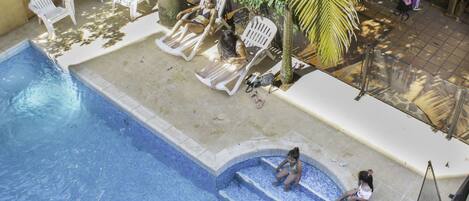 Piscine couverte, piscine extérieure, chaises longues