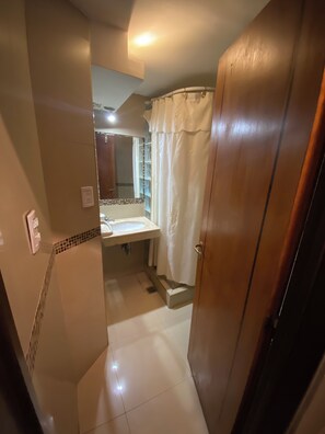 Dusj, dusjhode med hydromassaje, toalettartikler (inkludert) og bidé