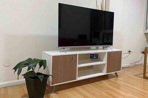 スーペリア アパートメント | リビング エリア | 薄型テレビ