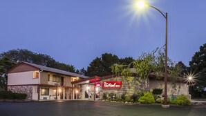 A Red Roof Inn with a stone facade, a two-story structure, and a visible entrance. - Red Roof Inn Lancaster - Strasburg (Lancaster)