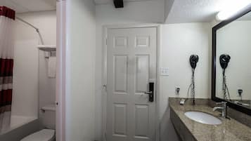 Combined shower/tub, free toiletries, hair dryer, towels