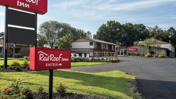 A Red Roof Inn sign with an arrow pointing to the entrance. - Red Roof Inn Lancaster - Strasburg (Lancaster)