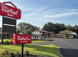 A Red Roof Inn sign with an arrow pointing to the entrance. - Red Roof Inn Lancaster - Strasburg (Lancaster)