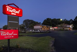 A Red Roof Inn sign with an arrow pointing to the entrance. - Red Roof Inn Lancaster - Strasburg (Lancaster)