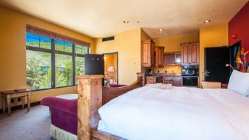 Deluxe Room | Living area | Fireplace