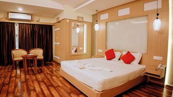 Executive suite | Een bureau, verduisterende gordijnen, geluiddichte muren, gratis wifi