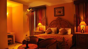 Escritorio, cortinas blackout, sistema de insonorización y wifi gratis