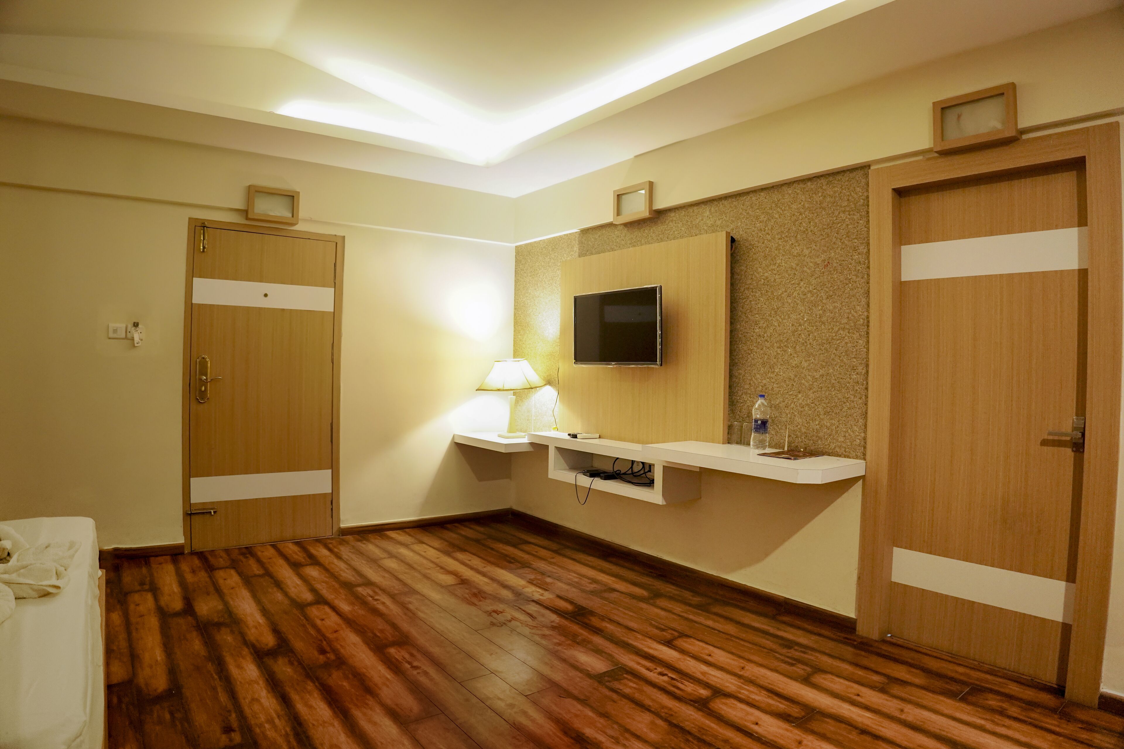 Executive Suite | Living area | 32-inch LCD TV with cable channels, TV, pay movies