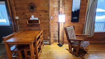 Chaumière, 2 chambres | Aire de séjour | Téléviseur de 32 po avec télévision par satellite