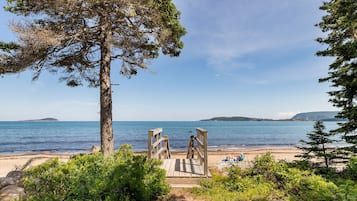 Una spiaggia nelle vicinanze